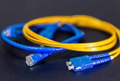 光纤的底层传输逻辑是什么，来了解一下光的全反射原理吧-电脑知识科普